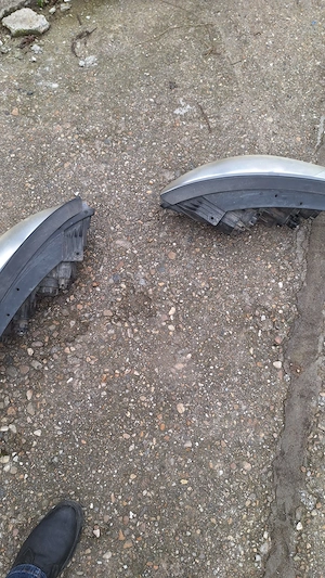 vind faruri Hyundai ix 35 an 2011