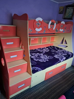 Pat copii supraetajat 