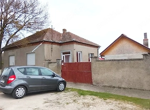 Casă din carămidă și anexă în curte, de vânzare în orașul Chișineu-Criș(1135 mp)