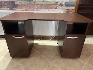 Vand masa pentru manichiura