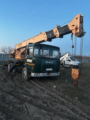 Autospeciala cu macara