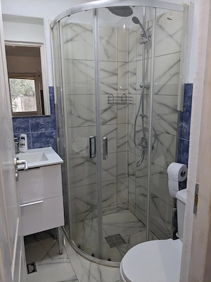 Proprietar vand casa renovata , cu teren 2000 mp ,deschidere de 113 m,in comuna Farcasele,jud.Olt - imagine 8