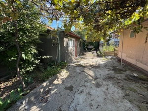 48500 Euro- 293 mp. Teren si casa batraneasca in mun. Galati - imagine 6