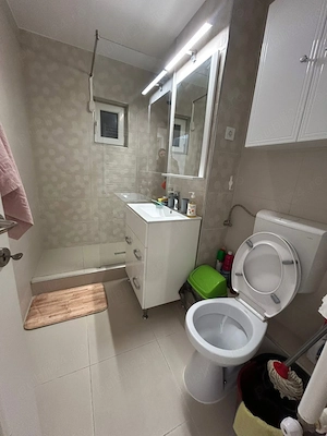 De inchiriat apartament cu 2 camere si balcon, renovat, mobilat și utilat 250 euro luna - imagine 4