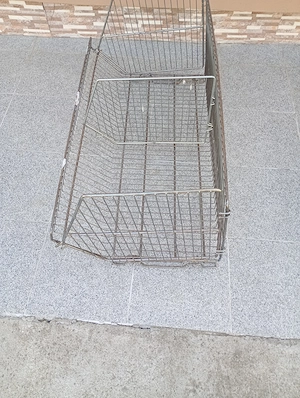 Rafturi magazin de legume și fructe 