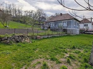 Teren + casă de vânzare în loc. Sic