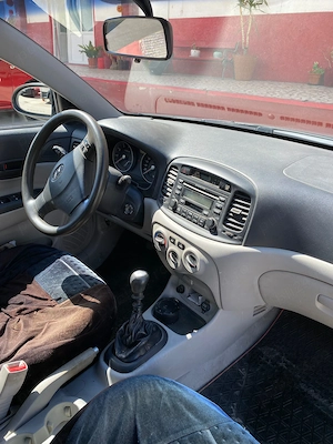 Hyundai Accent - imagine 8
