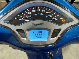 VESPA Primavera 50cc, 2625km - accesorii incluse in pret, ca noua - imagine 3