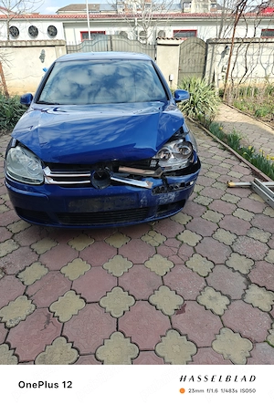 Vând Golf 5 avariat