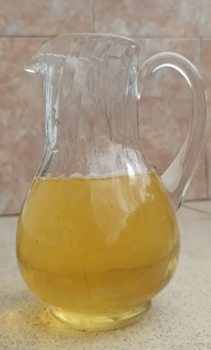 Vin alb, cramposie selectionată de Drăgäsani si tuică tescovinä