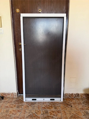 Plase insecte tip rulou