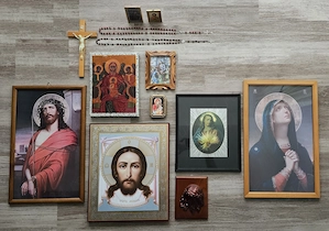 Icoane, crucifixe, rozare și bibelouri creștine religioase