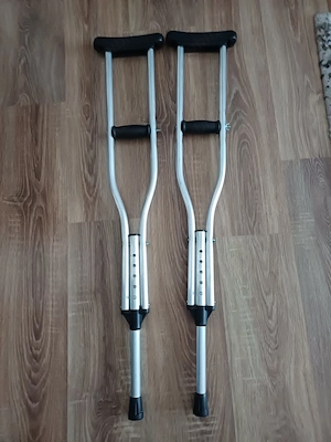 Vând cârje extensibile noi circa 97cm 