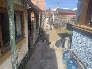 Teren de vânzare cu casă demolabila, ideal bloc sau parcare