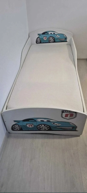 Vând pat pentru copil, 185x85 cm cu sertare + saltea, model mașină.