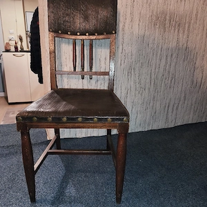 scaune vechi cu piele imprimată