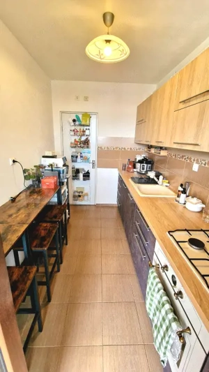 Apartament cu 3 camere, 60 mp, parcare cu CF, balcon, Sub Cetate - imagine 9