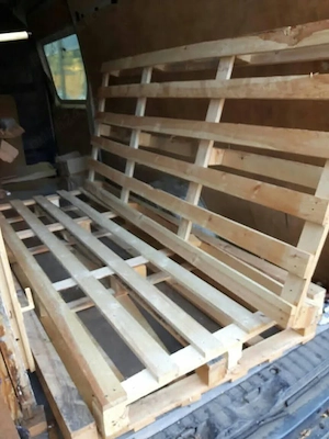 Vand paleti transport marfa , diferite dimensiuni , tinuti in hala 