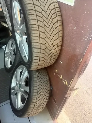 Vînd 4 jante cu anvelope