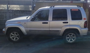 VAND Jeep Cherokee kj 2.8 crd automată, 2000 euro negociabil, 4x2 (spate) și 4x4 Hi și Lo, AC