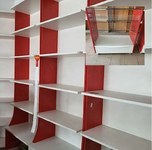 Vând rafturi pentru magazin și două vitrine pentru marfă 