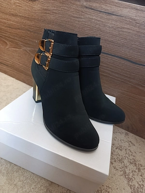 Ghetute elegante din catifea