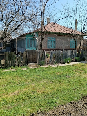 Casă şi teren intravilan de vânzare