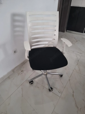 Scaun birou alb reglabil. Stare buna fara rupturi