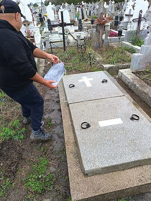 Vând loc de veci (nou)