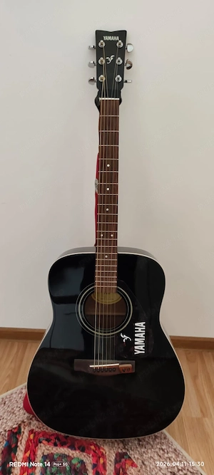 Pachet complet: chitara + pickup (doza) + microfon + stativ (toate noi)