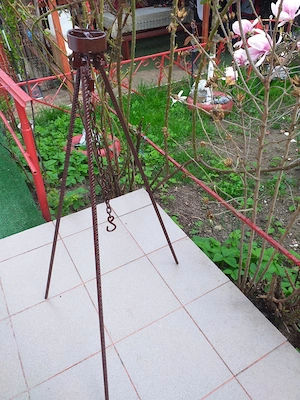 Vând trepied pentru ceaun.