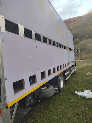 Vând camion volvo neomologat apicol, pretul este negociabil  - imagine 7