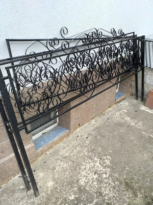 Vând grilaje și cruci din fier forjat.