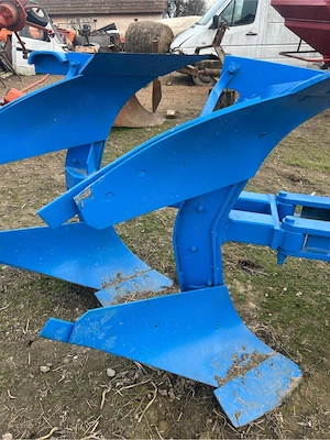 vand 2 pluguri freschi hidraulice   unu cu 2 capuri si unu  cu 3 capuri hidraulice  - imagine 2