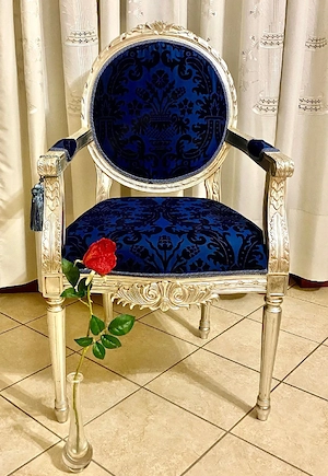 Scaun restaurat imbracat in foita de argint