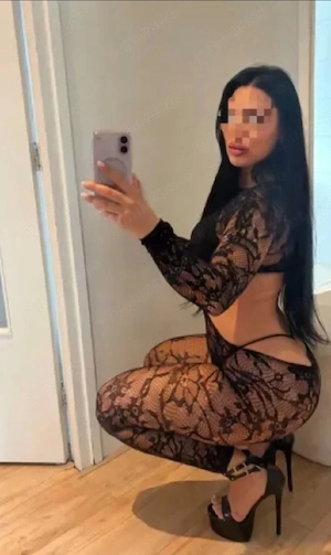 Alexandra , fac deplasări - imagine 2