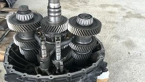 Parc dezmembrari camioane angajam mecanic - imagine 2