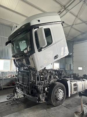 Parc dezmembrari camioane angajam mecanic