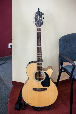 Chitară electroacustică Takamine eg220c