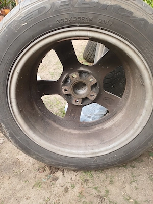 Jenti Audi cu anvelope 