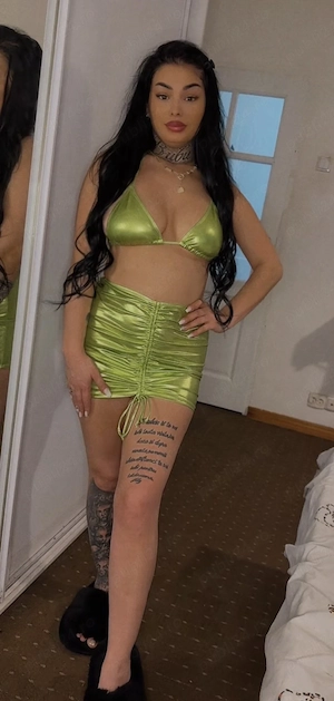 Bruneta sexy doar deplasării  - imagine 2