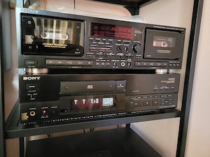 Sony cd player cdp-x555es. 