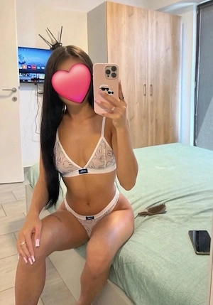 Bruneta cu forme La mine sau la tine party - imagine 3