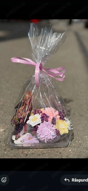 Tablou floral personalizat, creat special pentru sfârșitul anului școlar. Compoziția colorată și dec
