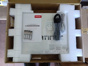 PACHET: Switch Fortinet 148F-FPOE + 4x SFP+ 10GB-SR ATOP + Cablu serial - 48xPoE+ 740W