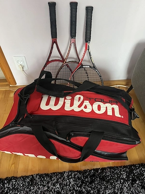 Geanta si rachete Wilson. Cititi anuntul.