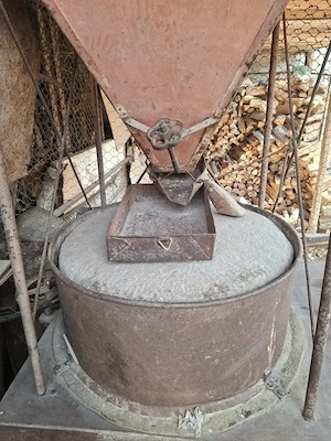 Moara cu piatra de macinat cereale - imagine 2