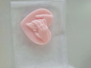 Figurine din săpun roz, care poate fi utilizată și ca mărturie pentru nunți sau botezuri.