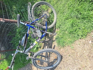 vind bicicleta cu motor si fără motor. 