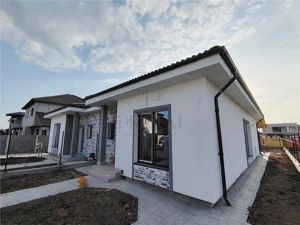 Duplex pe plan - 3 bai - asfalt - toate utilitatile